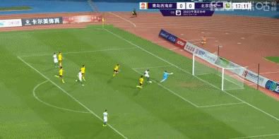 这里的暖色调设计，是遵循了现实条件，对他们来说当时只能点亮一根蜡烛。