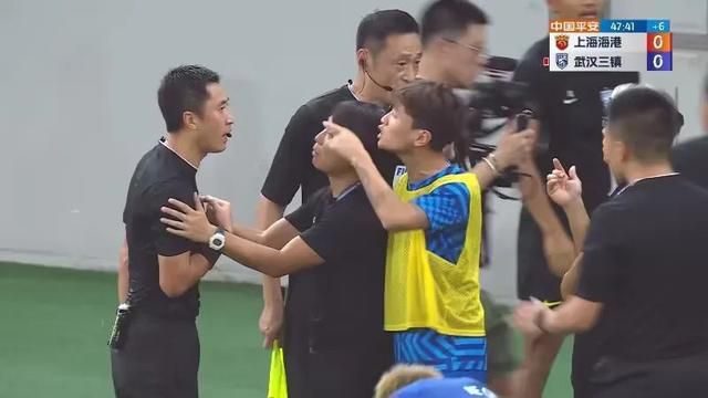 莫小棋触电西方情人 “黄金斗士”难挡意式浪漫 2013-09-22 9月18日，莫小棋被拍到在澳门拍摄婚纱照，引发与外籍男士闪婚的猜测。