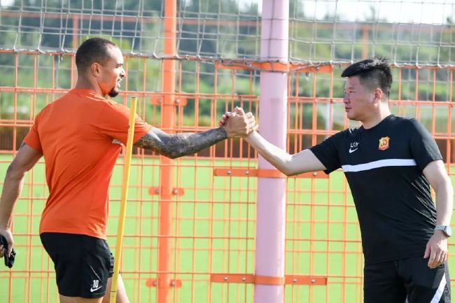 据马来西亚媒体报道，杨紫琼在12月17日携丈夫回娘家举办婚宴。